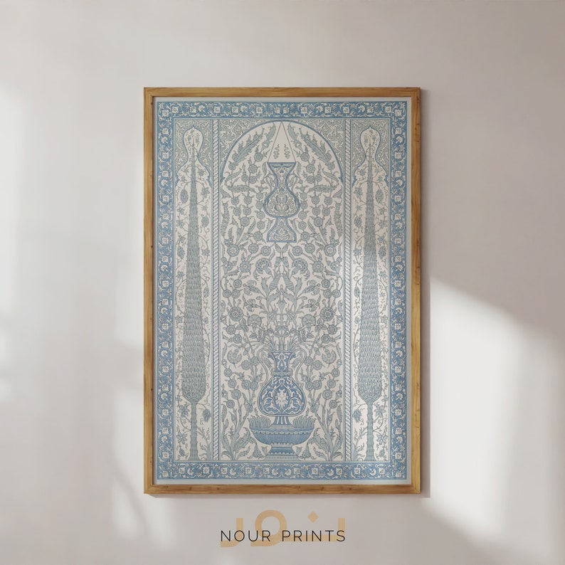 K&ouml;nnte beinhalten: Ein gerahmter Druck eines blauen und wei&szlig;en Blumenmusters mit einer Vase in der Mitte. Das Design erinnert an einen traditionellen persischen Teppich.