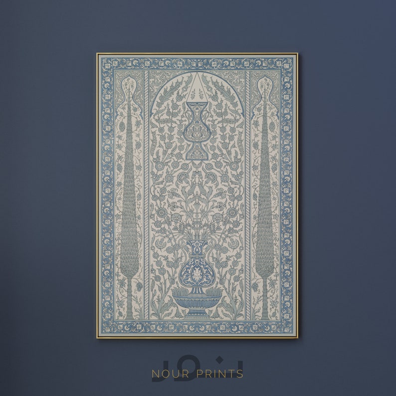 K&ouml;nnte beinhalten: Ein blauer und wei&szlig;er gerahmter Druck mit einem komplizierten floralen Design und einer Vase in der Mitte. Der Druck hat einen goldenen Rahmen und den Text "Nour Prints" unten.