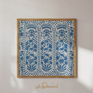 Peut inclure: Une impression encadrée avec un motif floral bleu et blanc. Le motif présente un design répétitif de fleurs et de feuilles stylisées dans des arches. Le cadre est en bois naturel.
