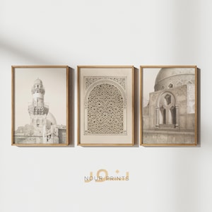 Op de afbeelding: Set van drie ingelijste prints met zwart-wit architectuurtekeningen van islamitische ontwerpen. De prints zijn in houten frames met een lichtbruine afwerking.