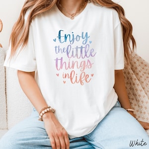 Camiseta "Aproveite as Pequenas Coisas da Vida", Camisetas com Afirmações Positivas, Roupas para Saúde Mental, Camiseta com Letras Cursivas para Mulheres
