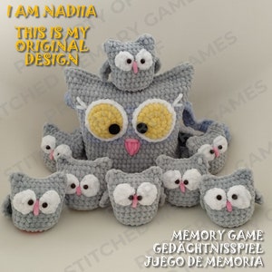 Op de afbeelding: Een handgemaakt gehaakt uil geheugenspel. De set bevat een grote grijze uil met gele en zwarte ogen, een roze snavel en verschillende kleinere uilstukken. De tekst "I AM NADIIA THIS IS MY ORIGINAL DESIGN" is zichtbaar.
