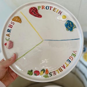 Plato de cerámica para porciones hecho a mano / Regalo de bienestar / Plato para dieta equilibrada
