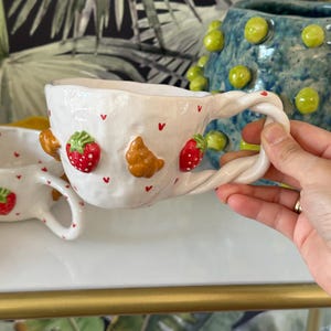 Taza de cerámica hecha a mano con fresa y croissant, bonita taza de café con frutas y corazones, pintada a mano, regalo estilo cottagecore.