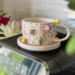 Tazza da caffè in ceramica fatta a mano con piattino, design unico con coriandoli colorati