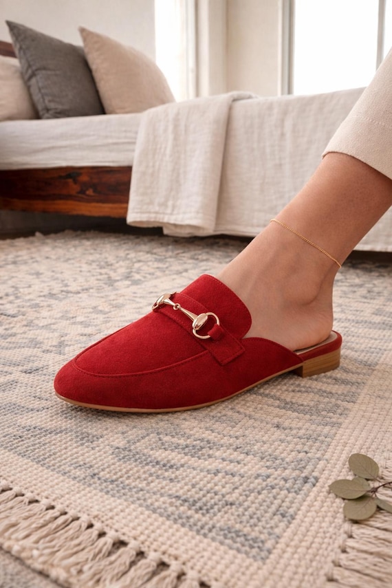 Mules Rouge en Daim pour Femme, Sabots Plats Style Mocassin, Chaussures Artisanales d'Été