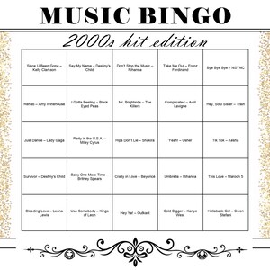 Op de afbeelding: Een Muziek Bingo kaart met de tekst "MUSIC BINGO 2000s hit edition". De bingokaart heeft een raster met songtitels en artiesten uit de jaren 2000, waaronder hits van Kelly Clarkson, Rihanna en Lady Gaga. De rand heeft een gouden glitterontwerp.