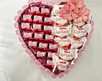 Herzförmige Süßigkeitentorte mit Yogurette und Mon Cheri und Raffaello; Geschenk; Geschenktorte; Geburtstagstorte; Süßes