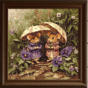 Può includere: Una stampa incorniciata raffigura due topi sotto un ombrello in un giardino. I topi indossano cappotti viola e rosa, circondati da fiori viola e vegetazione. L'opera d'arte è in una cornice di legno marrone.