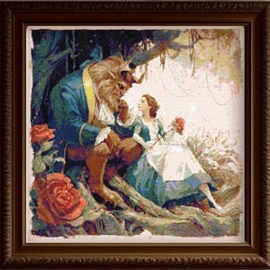 Könnte beinhalten: Gerahmtes Kunstwerk, das eine Szene aus „Die Schöne und das Biest“ darstellt. Das Bild zeigt das Biest in einem blauen Mantel und Belle in einem blau-weißen Kleid, umgeben von Rosen. Das Kunstwerk befindet sich in einem dunkelbraunen Holzrahmen.