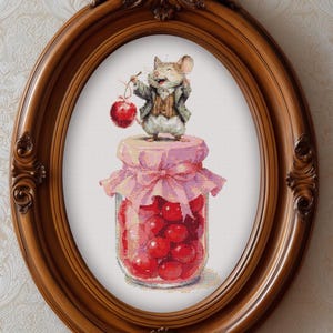 Op de afbeelding: Een set van drie keramische mokken met een gespikkelde, matte afwerking. De mokken zijn in crème, lichtgrijs en donkergrijs. Elke mok heeft een eenvoudig, minimalistisch ontwerp en een afgeronde handgreep.