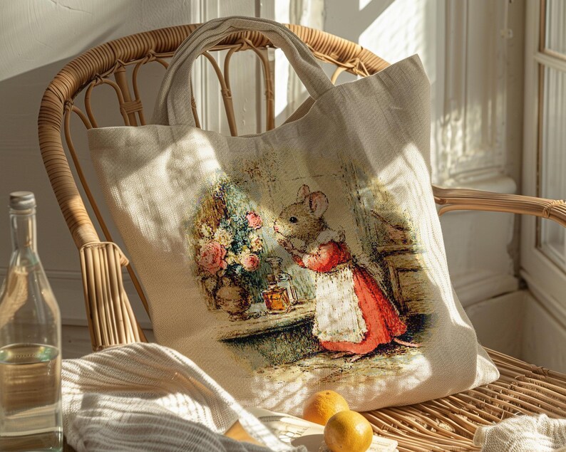 Pu&ograve; includere: Borsa tote in tela beige con un'illustrazione vintage di un topo con un vestito rosso e un grembiule bianco. Il topo &egrave; vicino a un tavolo con fiori e bottiglie. La borsa ha due manici ed &egrave; su una sedia di vimini.