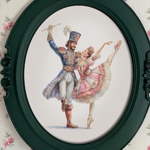 Puede incluir: Una impresión enmarcada ovalada de color verde oscuro de una escena de ballet. La impresión representa a un hombre con uniforme militar azul y dorado y a una mujer con un vestido de ballet rosa y blanco. El fondo es un papel pintado floral.