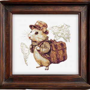 Puede incluir: Impresión enmarcada de un ratón aventurero, con sombrero, bufanda y mochila. El ratón está representado con un mapa y un bastón. El marco es de color marrón oscuro.