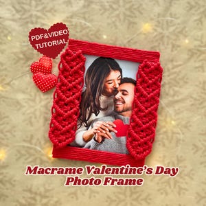 Könnte beinhalten: Roter Makrame-Bilderrahmen mit Herzdesign. Der Rahmen enthält ein Bild eines Paares. Der Text "PDF & VIDEO TUTORIAL" befindet sich in einem roten Herz oben im Bild. Der Text "Macrame Valentine's Day Photo Frame" befindet sich unten im Bild.