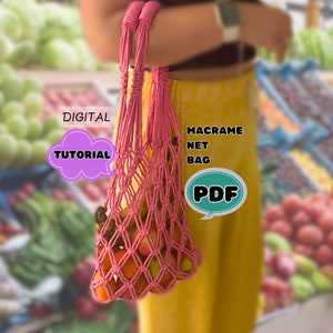 Peut inclure: Un sac filet en macramé rose rempli de pommes et de bananes. Le sac est porté par une personne vêtue d'une jupe jaune. Le texte "DIGITAL TUTORIAL" est dans un nuage violet et le texte "MACRAME NET BAG PDF" est dans une bulle de dialogue turquoise.