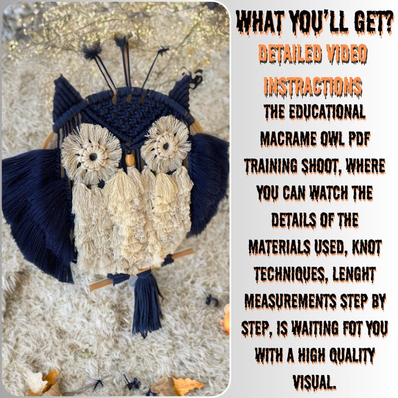 Op de afbeelding: Een macram&eacute; uil wanddecoratie in marineblauw en cr&egrave;me. De uil heeft gedetailleerde knopen, franjes en een houten stok. De afbeelding bevat tekst: "WHAT YOU'LL GET? DETAILED VIDEO INSTRUCTIONS..."