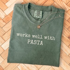 Italiensk nonna-gåva, fungerar bra med pasta, bekväma färger, italiensk kockskjorta