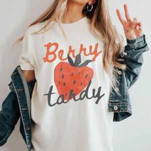 Straberry Comfort Colors® Berry Tardy Shirt, Trendy Sarcastic Funny Quote Shirt for Women, Gift for Makeup Artist, Sorry I&#39;m Late Shirt
