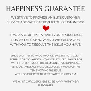 Puede incluir: Fondo blanco con texto negro: "GARANT&Iacute;A DE FELICIDAD". El texto explica el servicio al cliente, la satisfacci&oacute;n y el proceso para resolver problemas con las compras. Se incluye un gr&aacute;fico de coraz&oacute;n rojo.