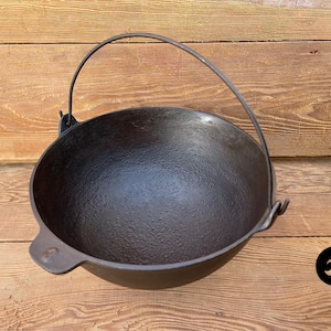1800s Gate Marked Cast Iron #3 Four-Legged Bean Pot - Excellent Display Piece