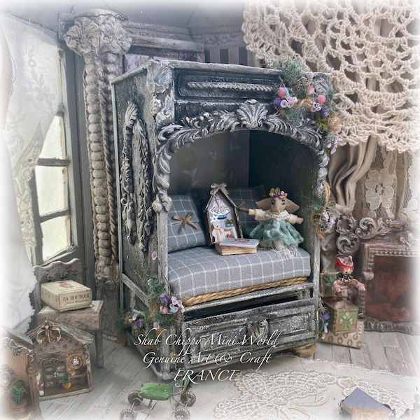 Enfantillage - Espace lecture,  armoire penderie avec tiroir et ses 4 coussins - Mobilier Miniature - Shabby Chic - Dollhouse 1/12e - OOAK