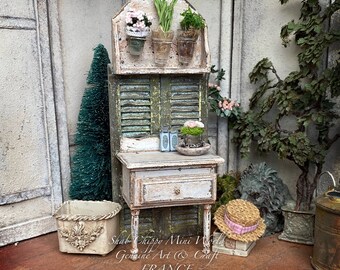 Arrière cour - Établi, plan de travail atelier et/ou jardin avec 3 pots d'herbes + vasque aux roses- Shabby Chic - Dollhouse 1/12e - OOAK