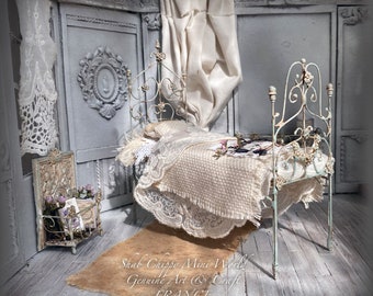 Avril Méridional - Lit haut type fer forgé style Provence avec literie - Mobilier Miniature - Shabby Chic - Dollhouse 1/12e - OOAK