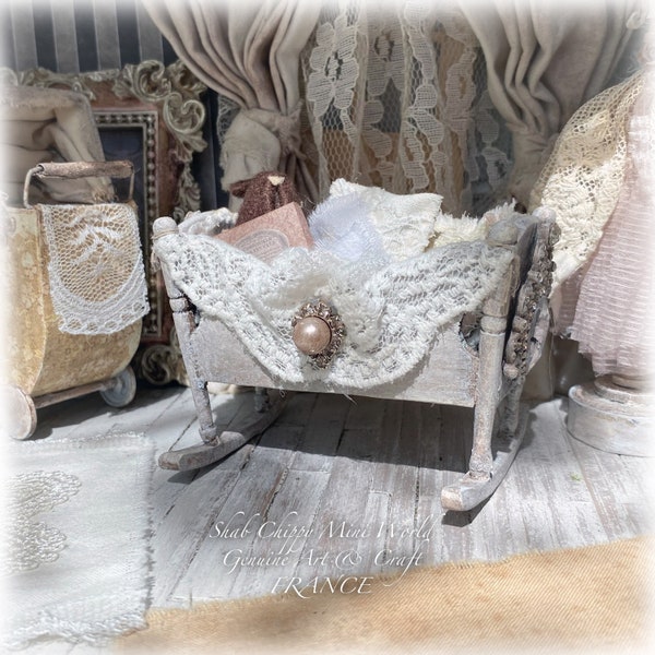 Enfantillages - Berceau chic Baroque et ses accessoires, peluche, coussins... - Mobilier miniature - Shabby Chic - Dollhouse 1/12e - OOAK