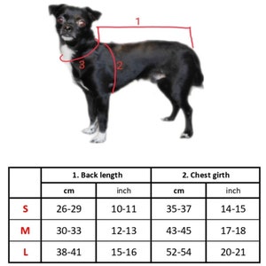 Peut inclure: Un chien noir avec des lignes rouges indiquant les mesures de la longueur du dos et du tour de poitrine. Un tableau des tailles ci-dessous indique les mesures en cm et en pouces pour les tailles S, M et L.