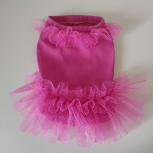 Peut inclure: Robe rose vif pour chien, avec un corsage c&ocirc;tel&eacute; et une jupe en tulle superpos&eacute;e. Le tulle scintillant et la robe a un col rond. Con&ccedil;ue pour les petits chiens, c'est une tenue &eacute;l&eacute;gante pour animaux.