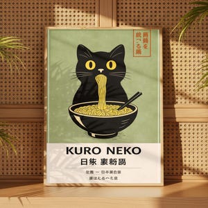 Könnte beinhalten: Gerahmtes Poster mit einer Illustration einer schwarzen Katze, die Ramen isst. Das Poster hat japanischen Text und einen grünen Hintergrund. Die Worte "KURO NEKO" stehen unten. Das Poster ist in einem Holzrahmen.