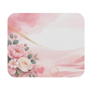 Könnte beinhalten: Ein quadratisches Design mit einem rosa Blumendesign. Das Design zeigt rosa Aquarellblumen, grüne Blätter und goldene Akzente. Ein Herz und ein goldener Ring sind ebenfalls enthalten. Der Hintergrund hat einen weichen Aquarelleffekt.
