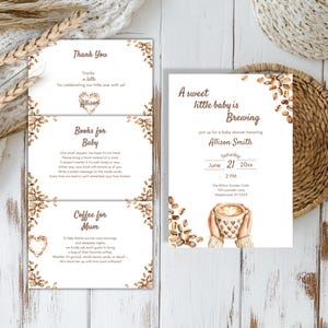 Op de afbeelding: Uitnodiging en inlegvellen voor een babyshower met koffiethema. De uitnodiging luidt "A sweet little baby is Brewing" met datum en tijd. Inlegvellen bevatten "Thank You", "Books for Baby" en "Coffee for Mum".