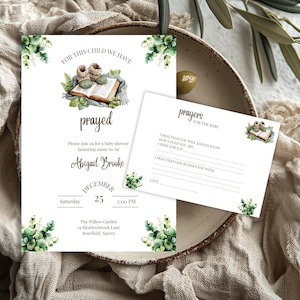 Op de afbeelding: Een set uitnodigingen en gebedskaarten voor een babyshower. De uitnodiging bevat de tekst "Voor dit kind hebben we gebeden" en details voor Abigail Brookes babyshower op 25 december. De gebedskaart heeft ruimte voor gebeden.