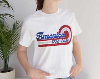 アメリカ 1776-2026 Tシャツ レトロ愛国的なスクリプト、赤白青