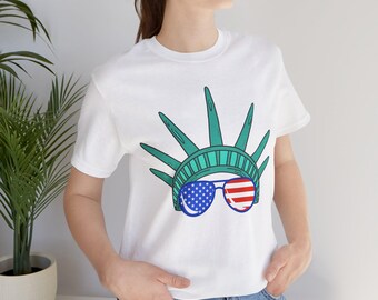 自由の女神の冠と愛国的なサングラスをあしらったTシャツ | 7月4日