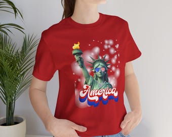 サングラスとキラキラ光るアクセサリーを身につけた自由の女神像 アメリカ Tシャツ 7月4日