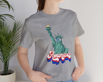 愛国的なサングラスをかけた自由の女神像 アメリカ Tシャツ 7月4日