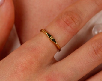 Sierlijke eerste ring, dunne letterring, gepersonaliseerde Signet Ring, aangepaste stapelring, stapelbare gouden ring, aangepaste naamring, Signet Ring