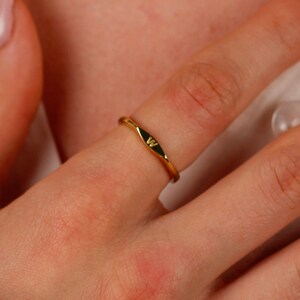 Anillo inicial delicado, anillo de letra delgada, anillo de sello personalizado, anillo de apilamiento personalizado, anillo de oro apilable, anillo de nombre personalizado, anillo de sello imagen 1