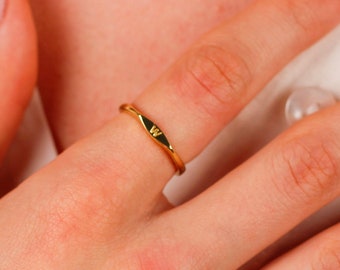 Sierlijke eerste ring, dunne letterring, gepersonaliseerde Signet Ring, aangepaste stapelring, stapelbare gouden ring, aangepaste naamring, Signet Ring
