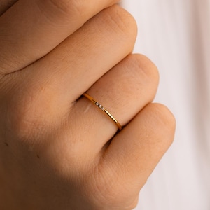 Anillo de diamantes minimalista, anillo de diamantes en miniatura, anillo de diamantes diminuto, anillo de triple piedra, anillo apilable de oro fino, anillo de promesa, anillo de diamantes fino