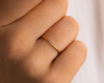 Anillo de diamantes minimalista, anillo de diamantes en miniatura, anillo de diamantes diminuto, anillo de triple piedra, anillo apilable de oro fino, anillo de promesa, anillo de diamantes fino