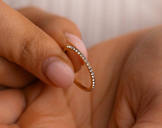 Dünner Diamant Eternity Ring • Zierlicher Diamant Bandring Zarter Ring • Stapeln Pave Diamantring • Minimalistischer stapelbarer Ring • Geschenk für sie