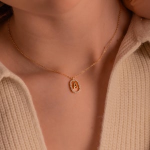 Collar con letras de diamantes, collar con letras con marco pavé, collar con inicial de diamantes, colgante con letras, joyería con letras, colgante con diamantes, regalo para ella