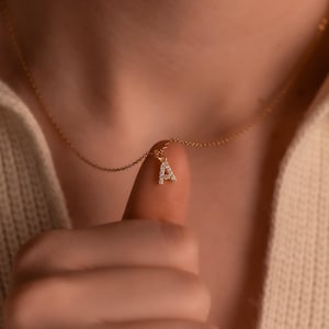 Colar com letras de diamante, colar com iniciais de ouro, colar com letras pavê, colar com pingente de letras, letra de diamante dourada, colar com letras de ouro 18k