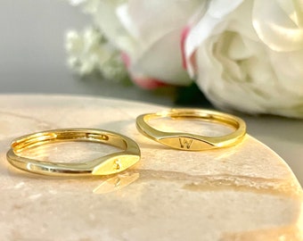 Anello iniziale delicato, Anello con lettera sottile, Anello con sigillo personalizzato, Anello impilabile personalizzato, Anello d'oro impilabile, Anello con nome personalizzato, Anello con sigillo