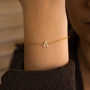 Pulsera con inicial de diamante, pulsera con letra dorada, pulsera de cristal delicado, pulsera personalizada, pulsera con circonita cúbica, regalo para ella