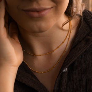 Collar de múltiples cadenas, collar satélite, collar de cuentas doradas, collar esférico, cadena de oro minimalista, collar en capas, collar sencillo